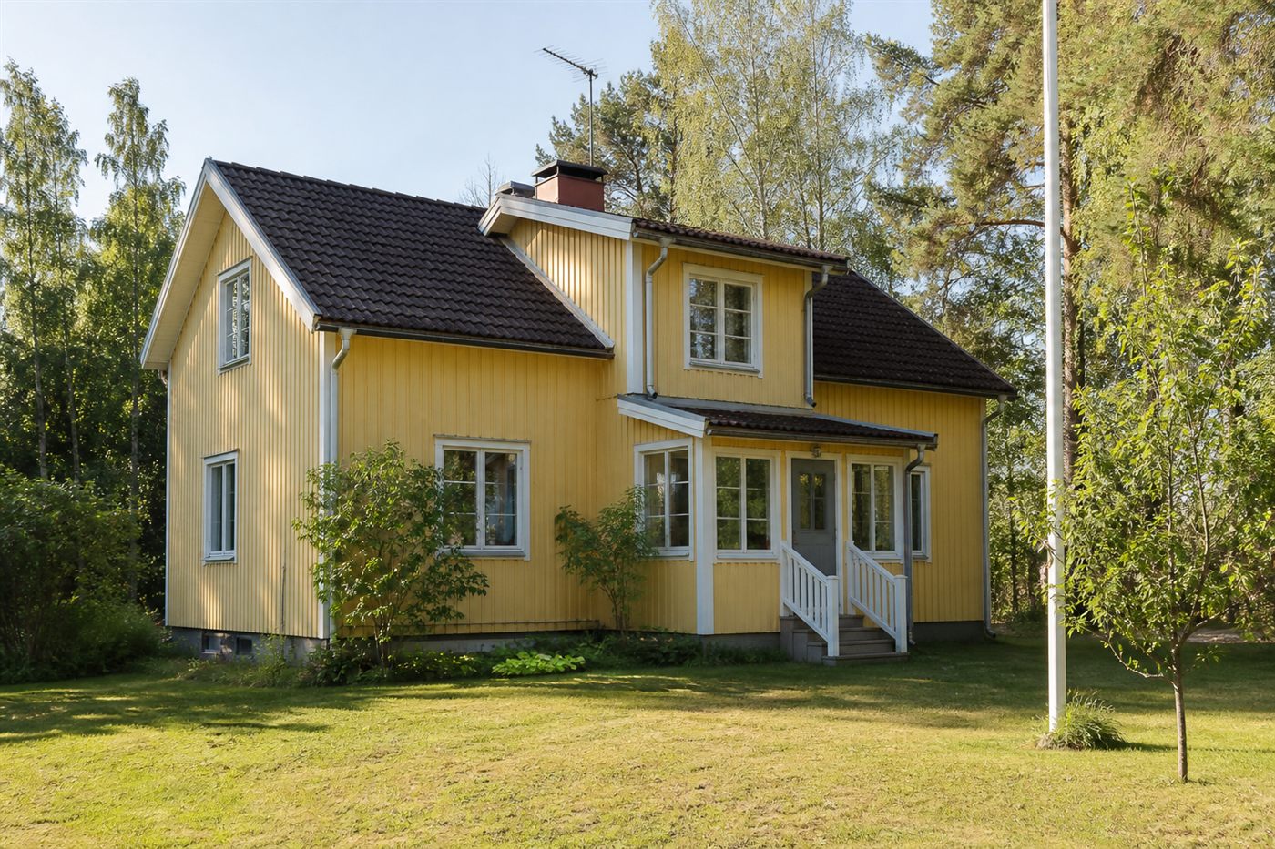 Illustrativ bild av ett vanligt svenskt villahem i dagsljus